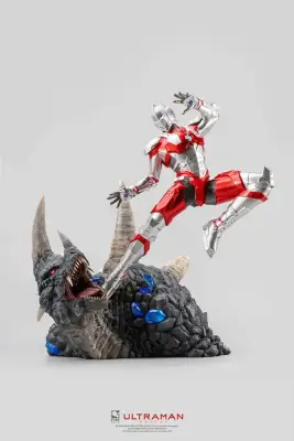 Ultraman Vs Black King 1/4 Statue