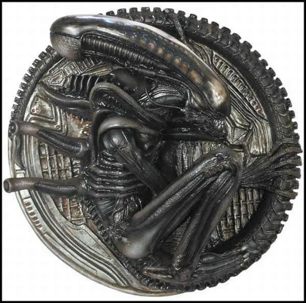aliens wall statue