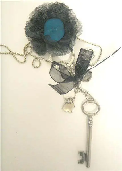 alice -necklace flower face w/ key-